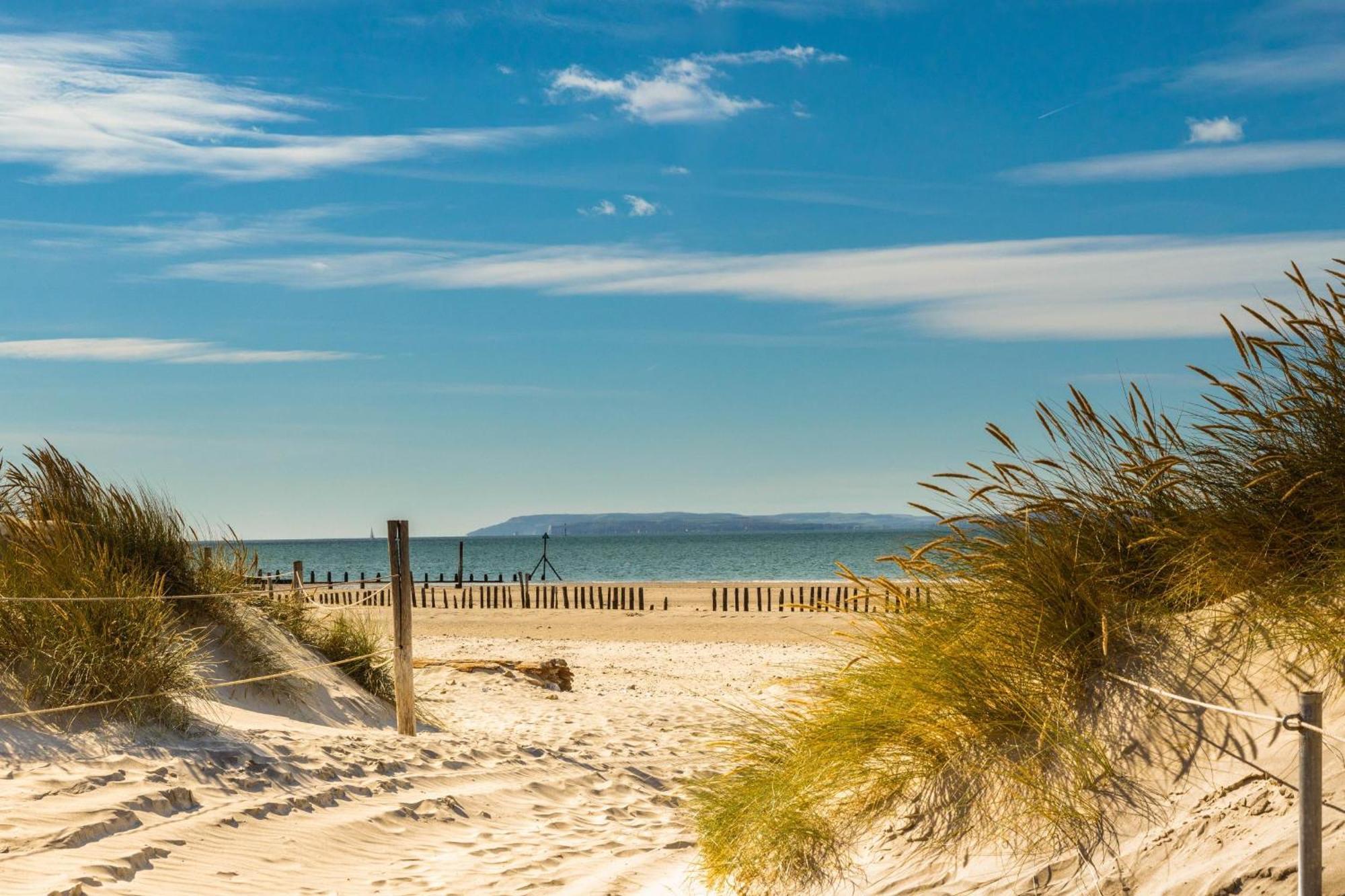 Spacious Home For 8 In Witterings - Walk To Beach East Wittering Luaran gambar