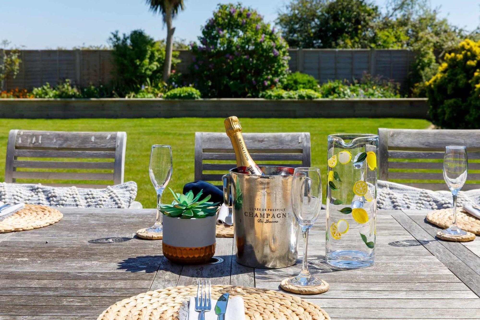 Spacious Home For 8 In Witterings - Walk To Beach East Wittering Luaran gambar